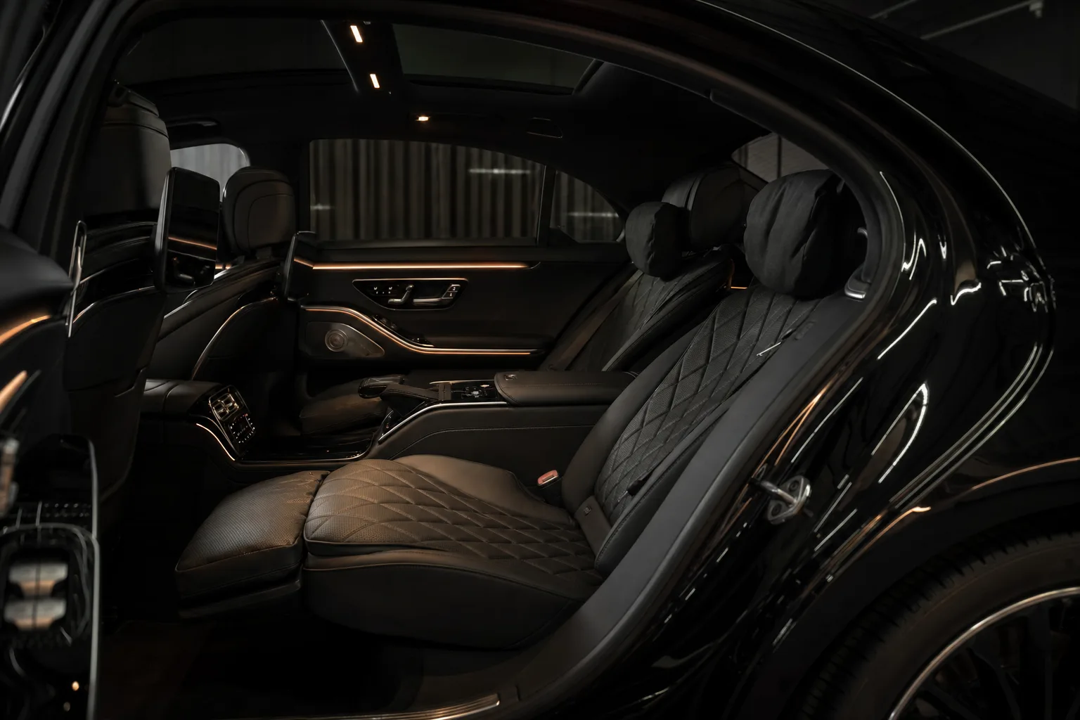 Mercedes-Benz S580 rear cabin