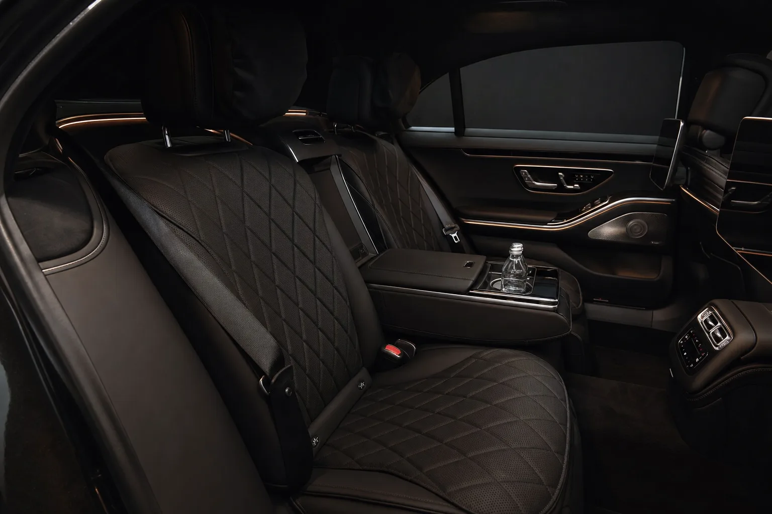 Mercedes-Benz S580 rear lounge